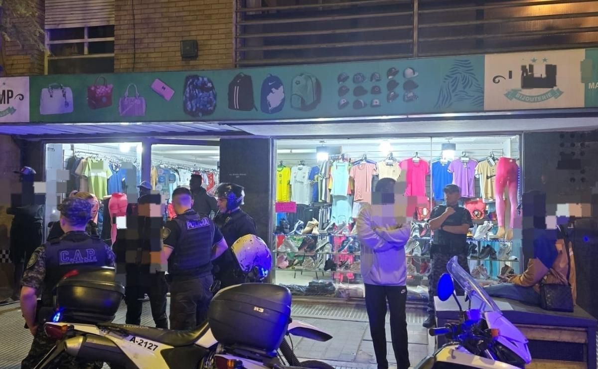 En pleno centro. En Córdoba un hombre le tiró alcohol a un policía y después le prendió fuego. 