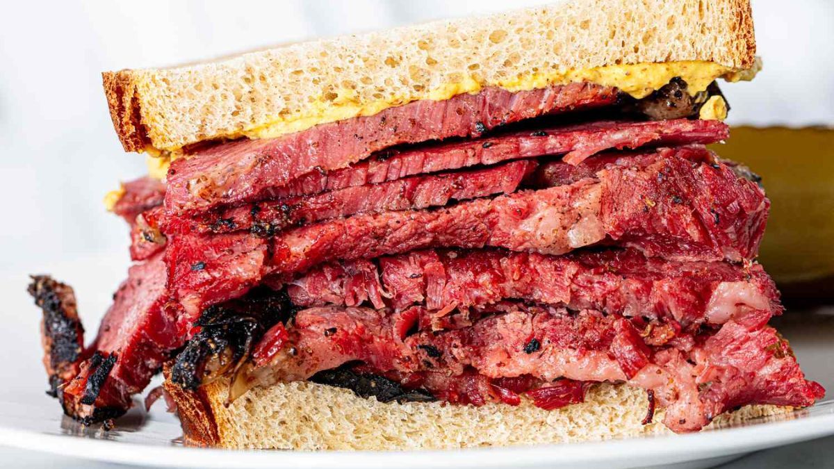 Cómo preparar Pastrami: la receta con tapa de asado curada con salitre y 6 ingredientes ahumados