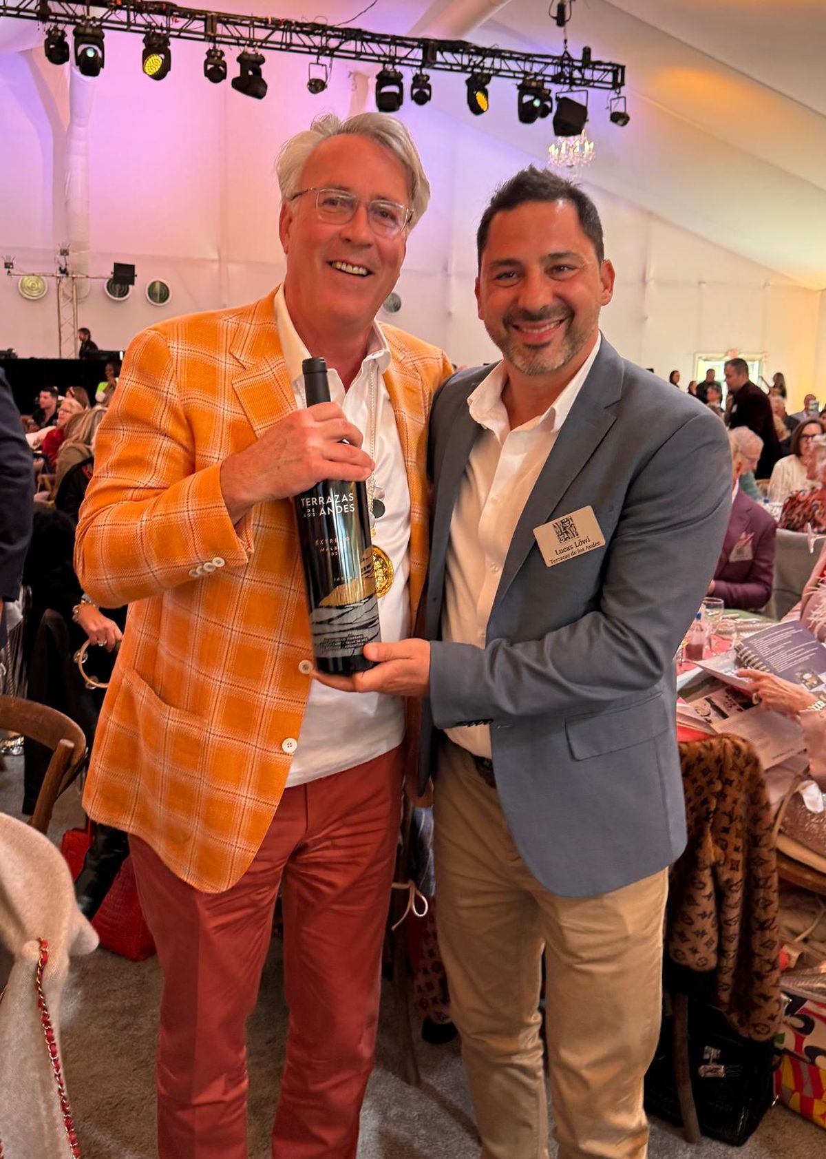 El director de bodega Terrazas, Lucas Lowi, junto a uno de los ganadores de los vinos que se subastaron en Estados Unidos El director de bodega Terrazas, Lucas Lowi, junto a uno de los ganadores de los vinos que se subastaron en Estados Unidos
