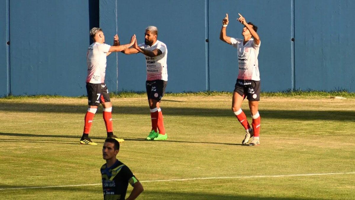 Bruno Nasta le agradece al cielo por su gol ante Juventud Unida.Fotos: Jorge Gallego.