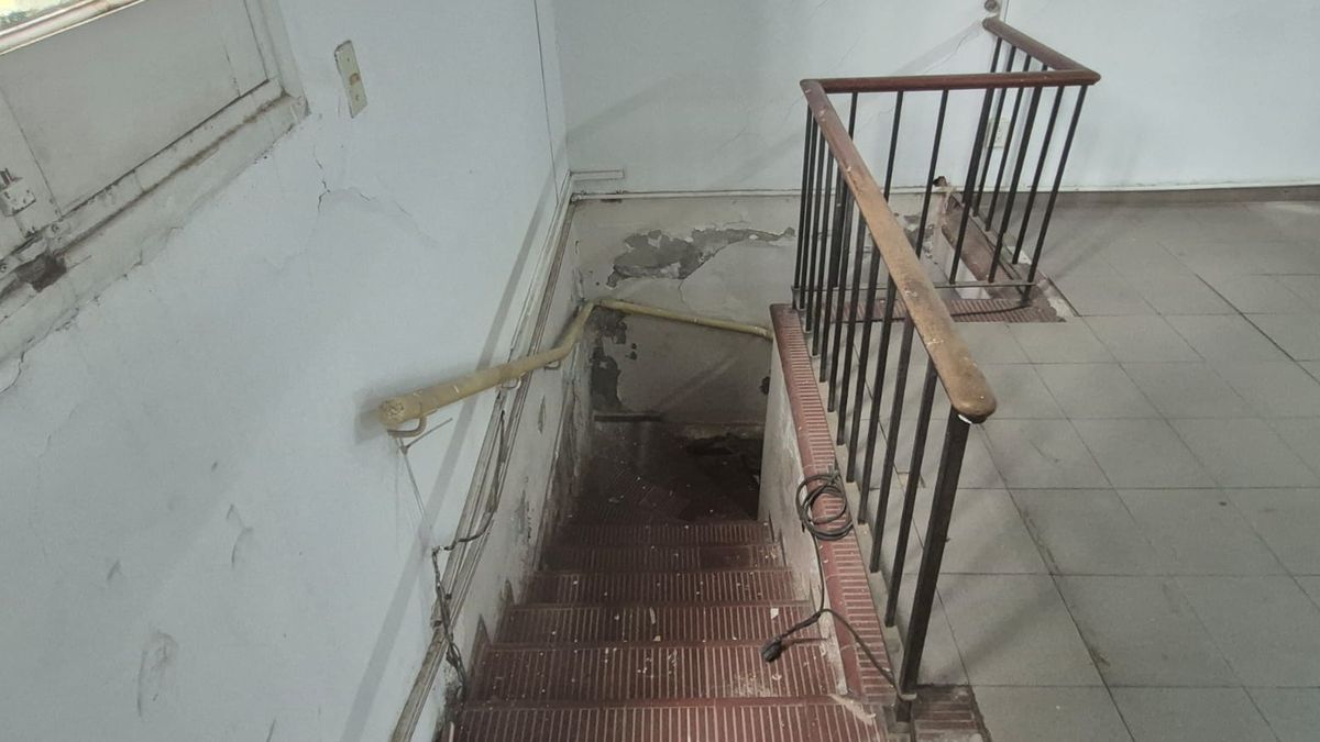 El estado del edificio clausurado de la Municipalidad de Las Heras. Tiene peligro de derrumbe. El estado del edificio clausurado de la Municipalidad de Las Heras. Tiene peligro de derrumbe.