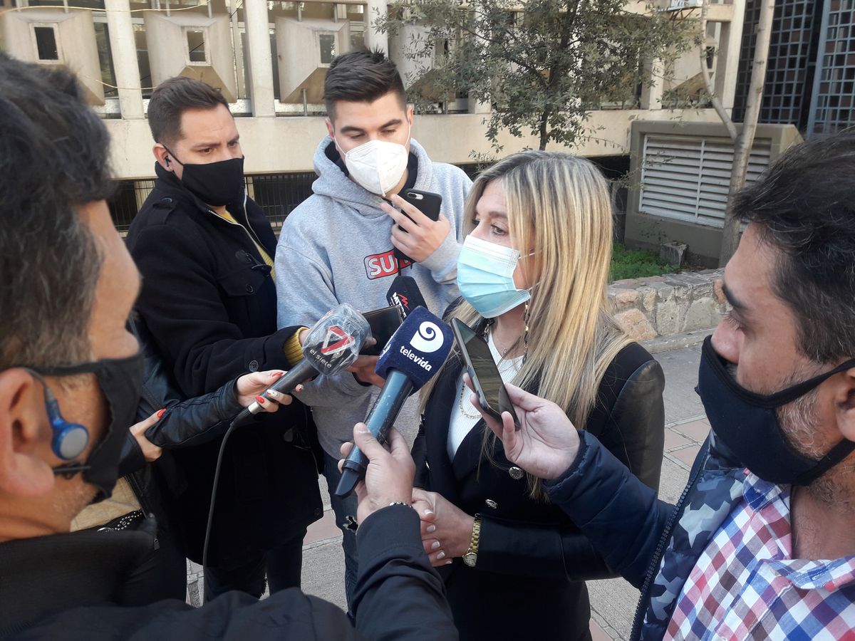 La fiscal Ríos en conferencia de prensa con periodistas en la puerta de la fiscalía de Homicidios.