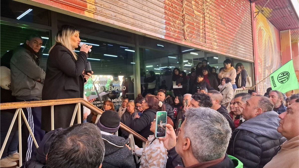 Adriana Iranzo, secretaria adjunta de ATE Mendoza, comunica las novedades a la salida de la Subsecretaría de Trabajo.