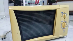 Si tu microondas tiene manchas amarillas, te compartimos un truco eficaz para limpiarlo
