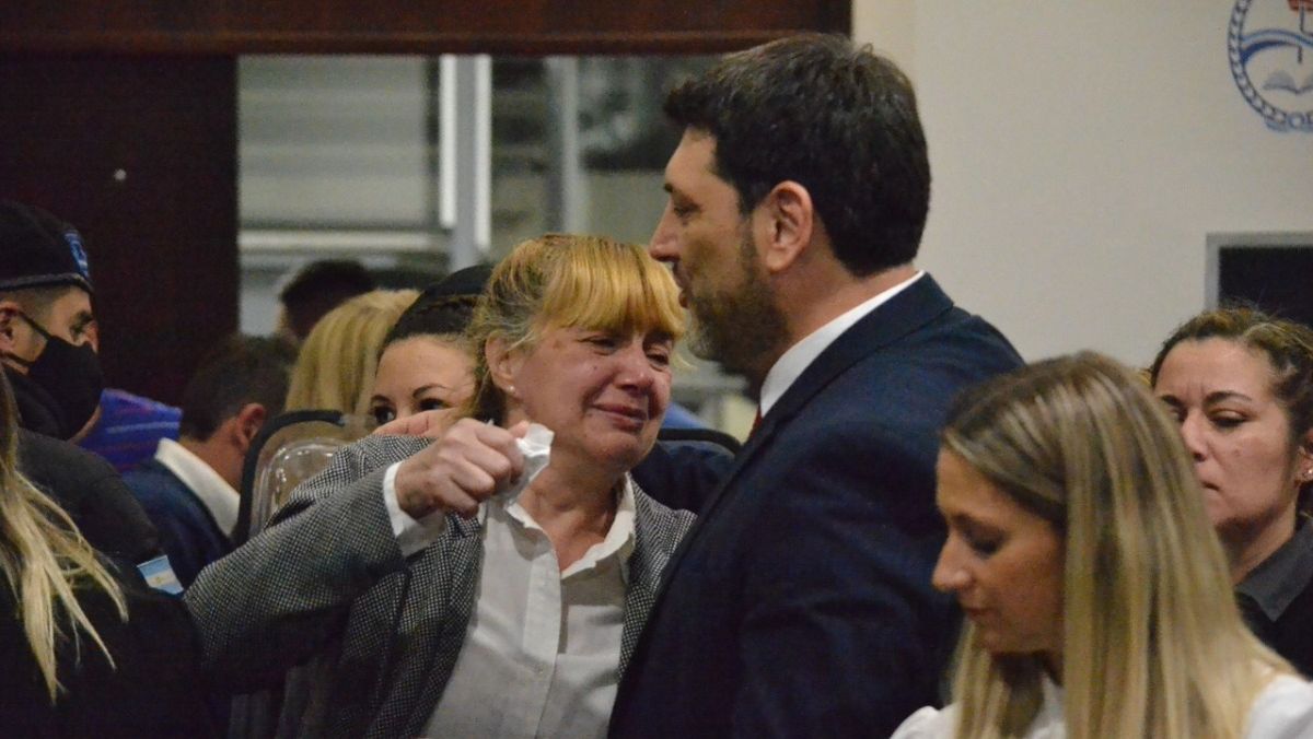 Elizabeth Ventura junto a uno de sus abogados al momento de ser absuelta por el crimen de León Burela.