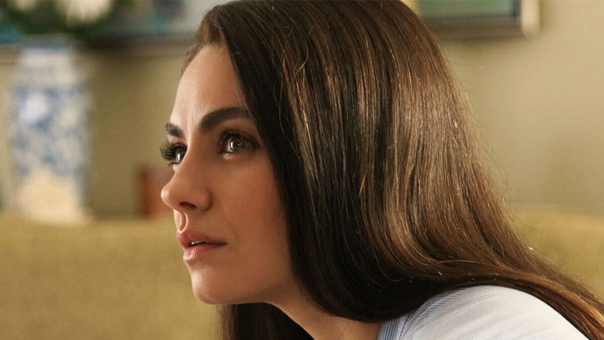 Mila Kunis se luce interpretando a Ani Fanelli en la película de Netflix, una escritora de Nueva York que observa cómo su vida soñada comienza a tambalear.