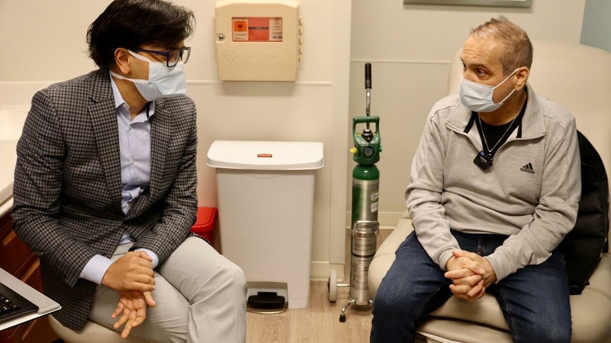 El paciente no fumador de 54 años, al que le realizaron el doble trasplante pulmonar por cáncer de pulmón, durante una consulta médica en el un hospital de Chicago
