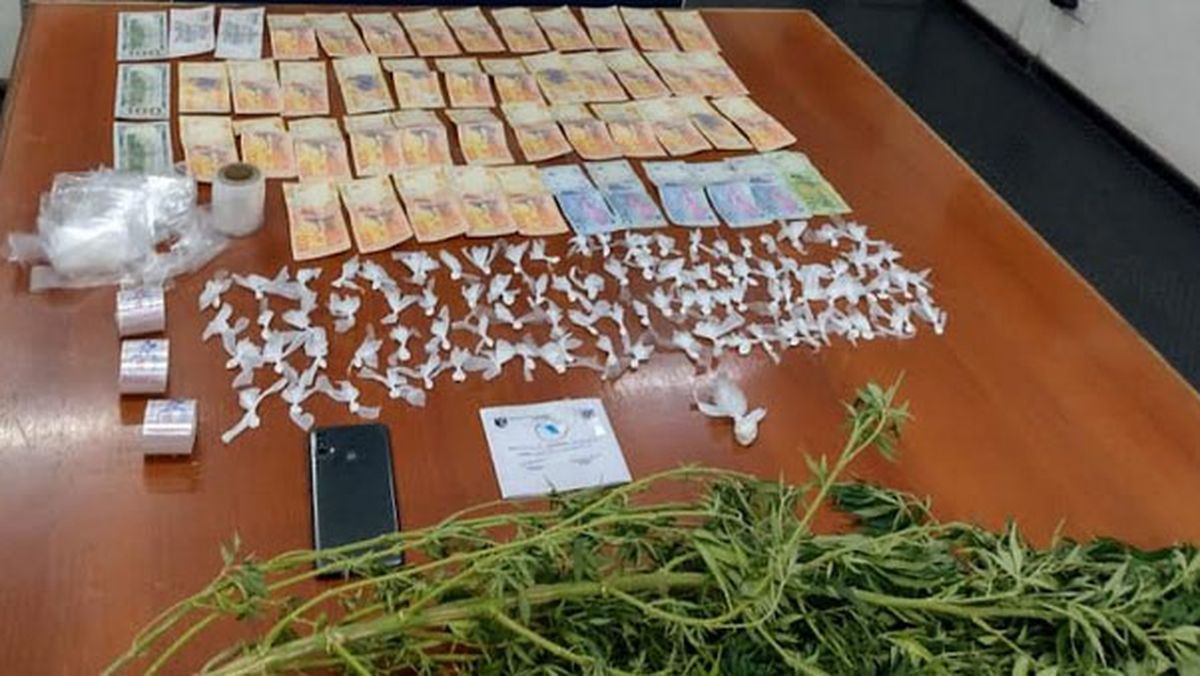 En la casa del barrio Barrio Terrazas del Río, Perdriel, Luján, encontraron cocaína, una planta de marihuana, dinero y otros elementos. En la casa del barrio Barrio Terrazas del Río, Perdriel, Luján, encontraron cocaína, una planta de marihuana, dinero y otros elementos.