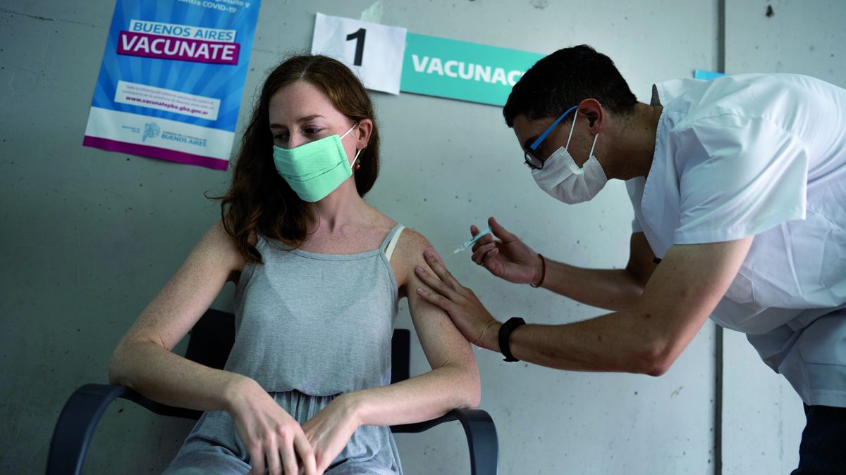 Docentes de la provincia de Buenos Aires comenzaron el 4 de marzo a ser inoculados con la vacuna contra el COVID-19 desarrollada por la empresa farmacéutica china Sinopharm. En la imagen, Luciana Szeinfeld, docente de Filosofía, recibe una dosis de esa vacuna. MARTÍN ZABALA / XINHUA.