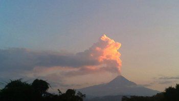 Volcán en Colima, México, lanza cenizas y vapor