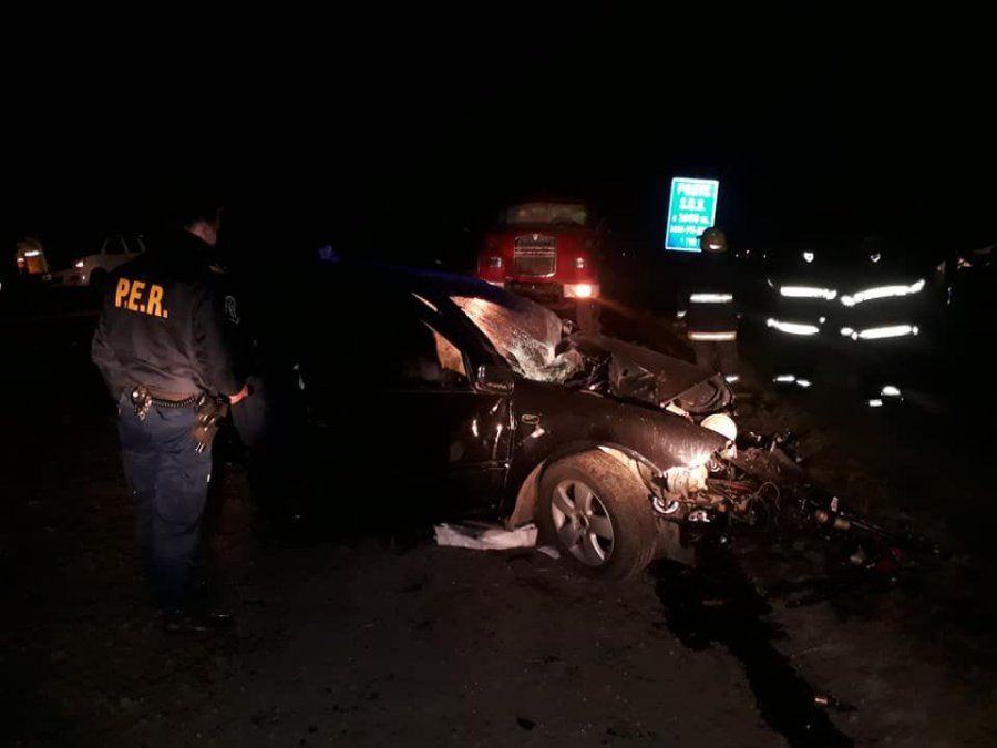 Son dos los fallecidos al chocar un auto contra una maquina vial en la banquina de ruta 18