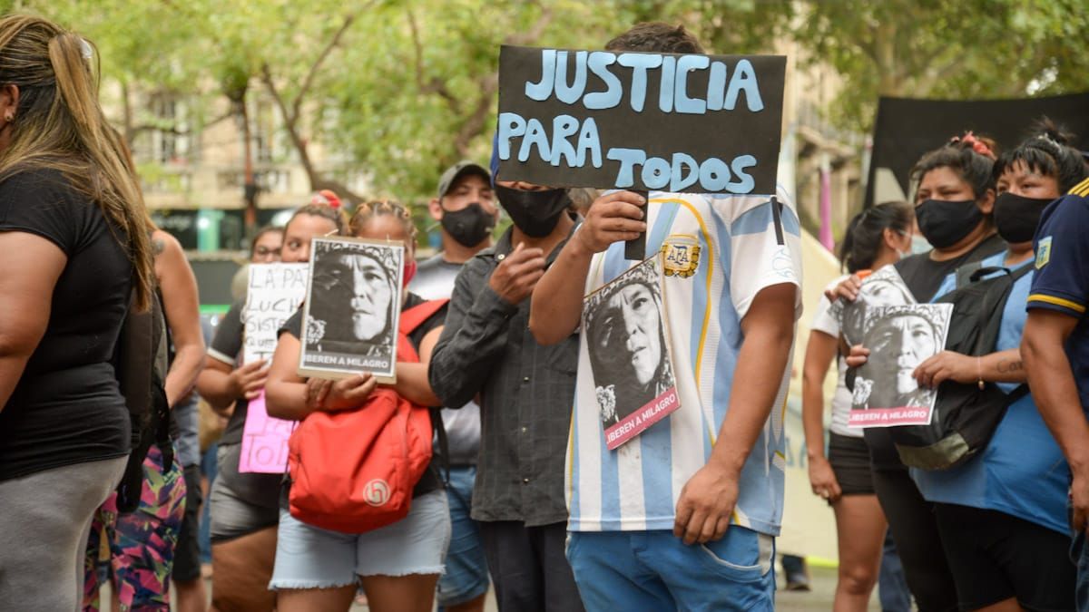 Varios manifestantes marcharon portando fotos de Milagro Sala.