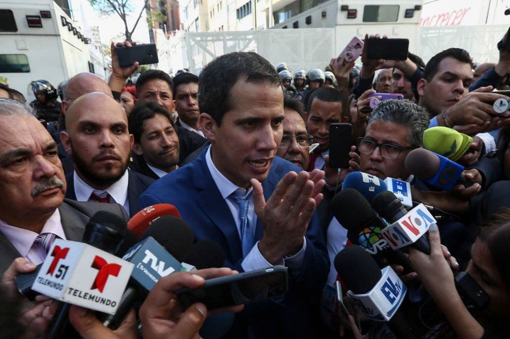La oposición inició una sesión alternativa para reelegir a Guaidó en el parlamento venezolano