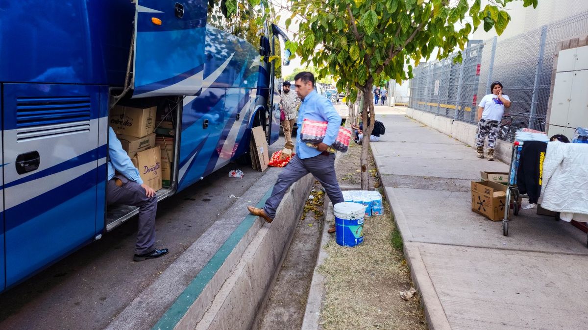 Un colectivo que trajo a compradores chilenos al mayorista Oscar David, donde desde la martes sólo pueden ingresar de 7 a 14.