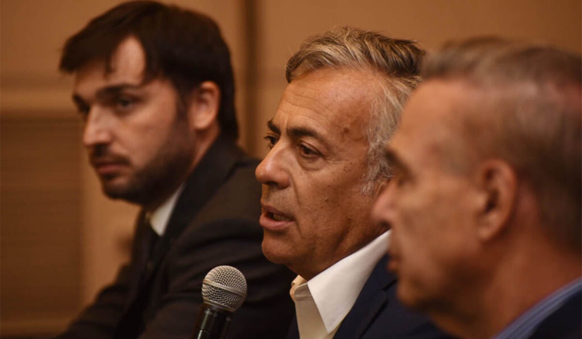 El senador nacional Alfredo Cornejo, junto a su colega Ignacio Torres, de Chubut, y el auditor general de la Nación, Miguel Ángel Pichetto