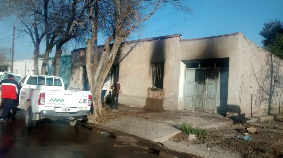 Dos mujeres salieron ilesas de un terrible incendio que consumió su casa por completo