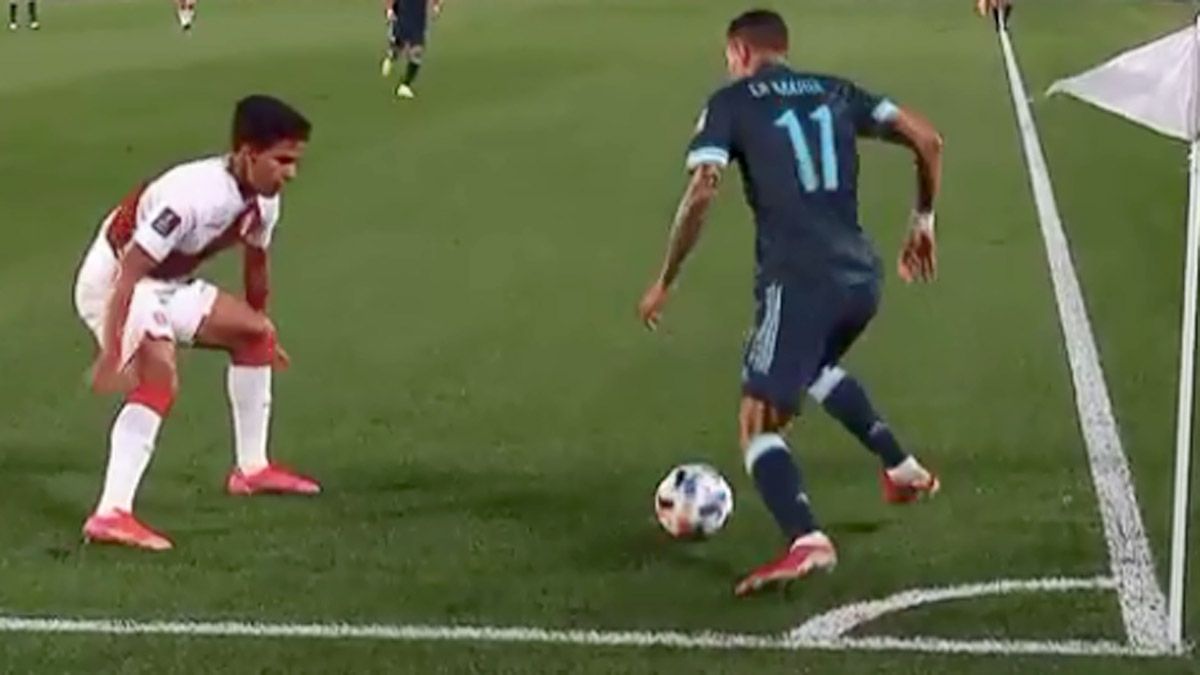 El Fideo Di María y un caño que levantó el Monumental