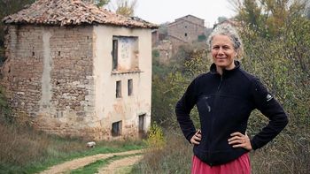 Una pareja compró un pueblo abandonado hace 50 años: arman una ecoaldea con bosque comestible y necesitan gente
