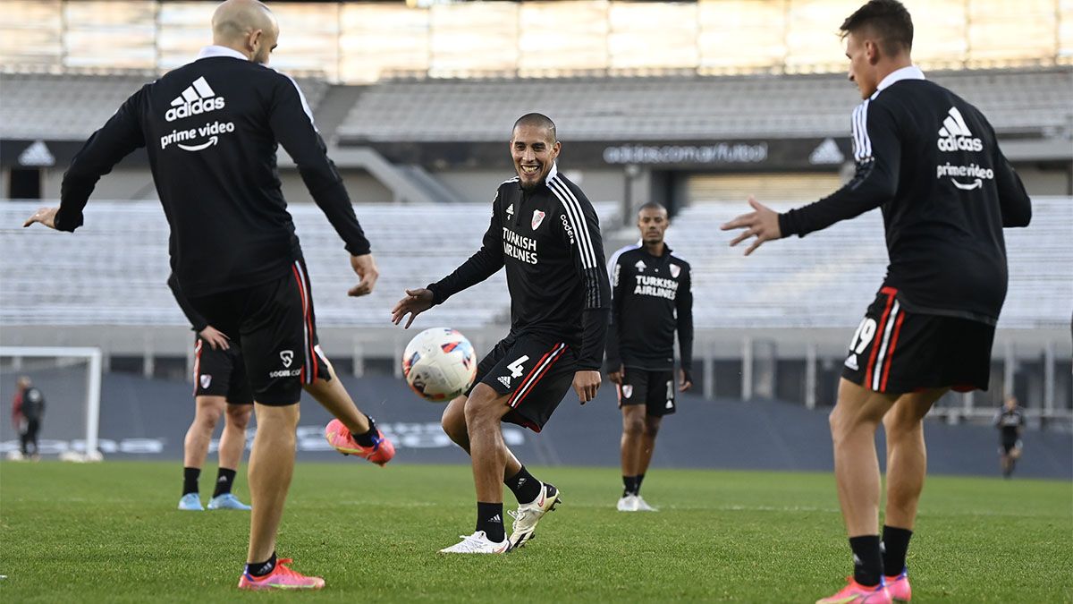 Javier Pinola, Jonatan Maidana y Braian Romero se distendían en el entrenamiento de River de este sábado.