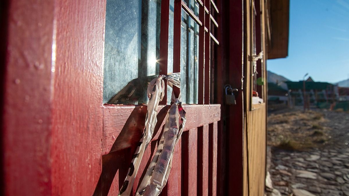 Cerradas y como estaban: así quedaron las instalaciones que dan a la franja donde se encuentran las telesillas. Los edificios con departamentos, en cambio, no fueron expropiados.