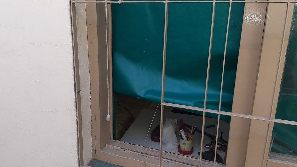Además de todos los destrozos que hicieron en el interior de la casa de Dorrego, también rompieron ventanas y rejas.
