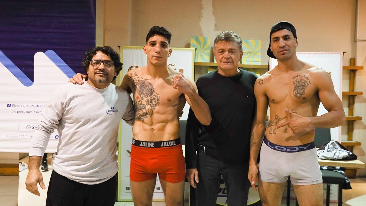 Pablo Chacón, su pupilo Abraham Buonarrigo; el promotor Jorge Pandolfino, y Juan Andrés Figueroa, luego del pesaje de la pelea de fondo de este viernes. Pablo Chacón, su pupilo Abraham Buonarrigo; el promotor Jorge Pandolfino, y Juan Andrés Figueroa, luego del pesaje de la pelea de fondo de este viernes.