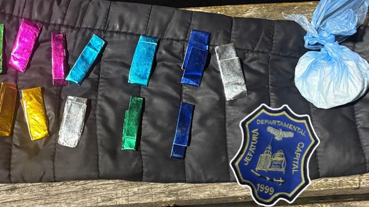 La cocaína estaba en envoltorios y en un bloque, según constató la Policía. La cocaína estaba en envoltorios y en un bloque, según constató la Policía.