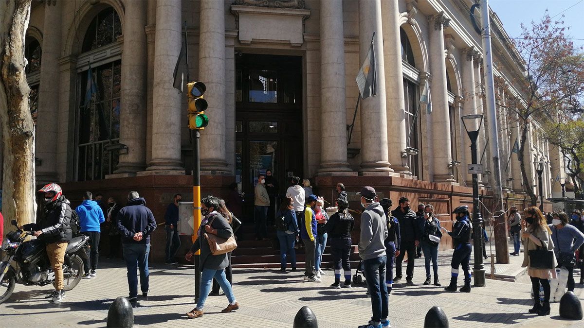 No se sabe que pasará con los bancos y los gimnasios y shopping deberán cerrar sus puertas este lunes