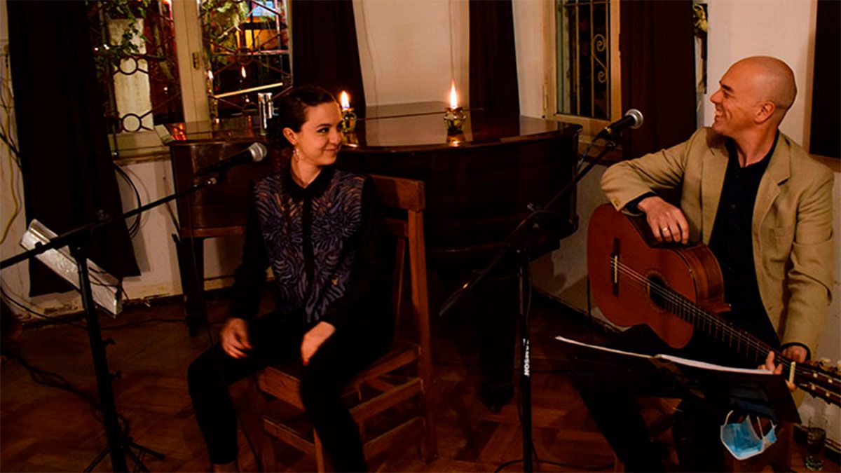 La cantante y escritora Paula Bilen y el guitarrista Diego Ferreira disponen de un amplio repertorio musical.
