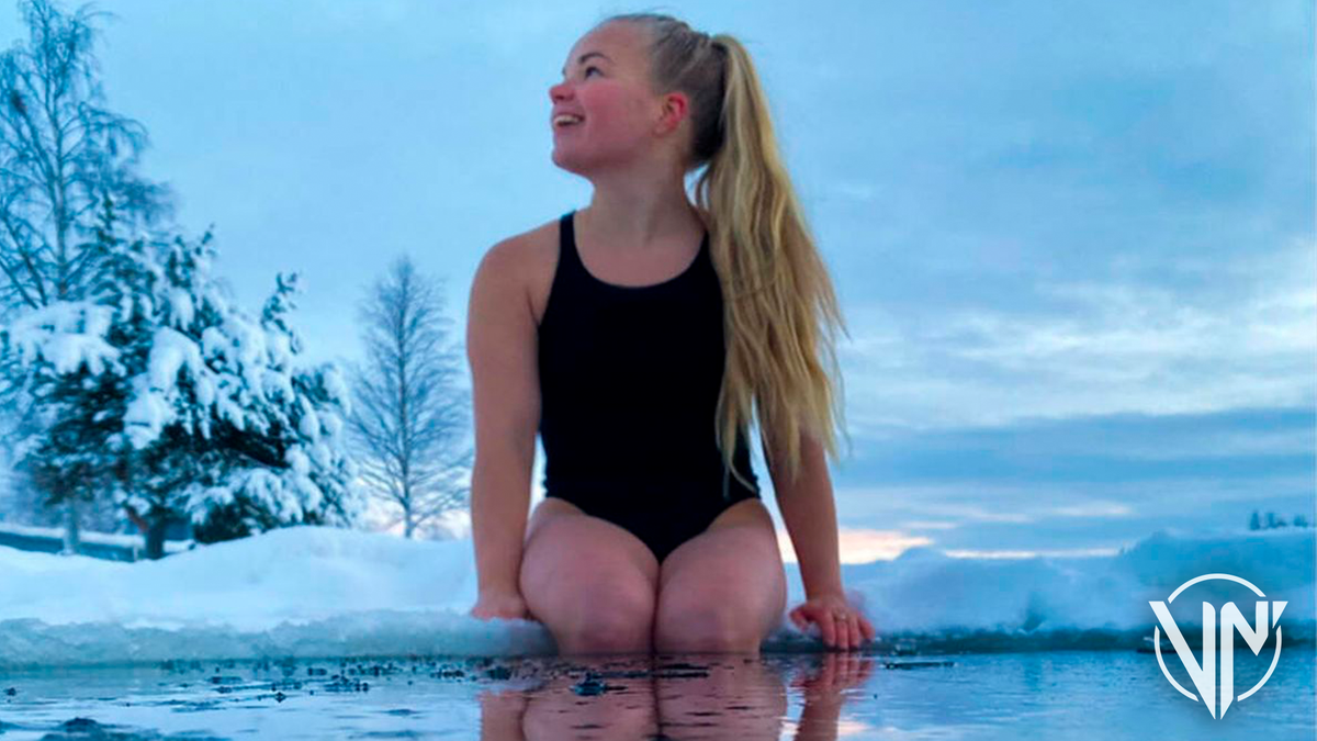 No tiene frío. Video: tiene millones de seguidores en TikTok por bañarse en lagos congelados.