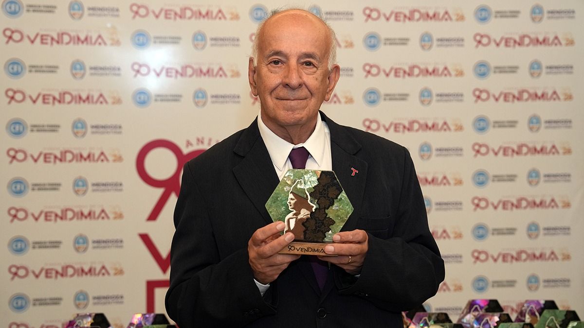 En el marco de los 90 años de Vendimia, el Gobierno de Mendoza distinguió a periodistas y locutores, entre ellos a Pedro Gerardi quien ha conducido 50 fiestas distritales y departamentales en San Rafael y General Alvear. En el marco de los 90 años de Vendimia, el Gobierno de Mendoza distinguió a periodistas y locutores, entre ellos a Pedro Gerardi quien ha conducido 50 fiestas distritales y departamentales en San Rafael y General Alvear.