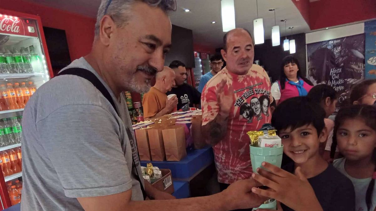 Pochoclos para todo el mundo en el cine Cervantes de San Martín. Ninguno de los niños había vivido una experiencia similar. Pochoclos para todo el mundo en el cine Cervantes de San Martín. Ninguno de los niños había vivido una experiencia similar.