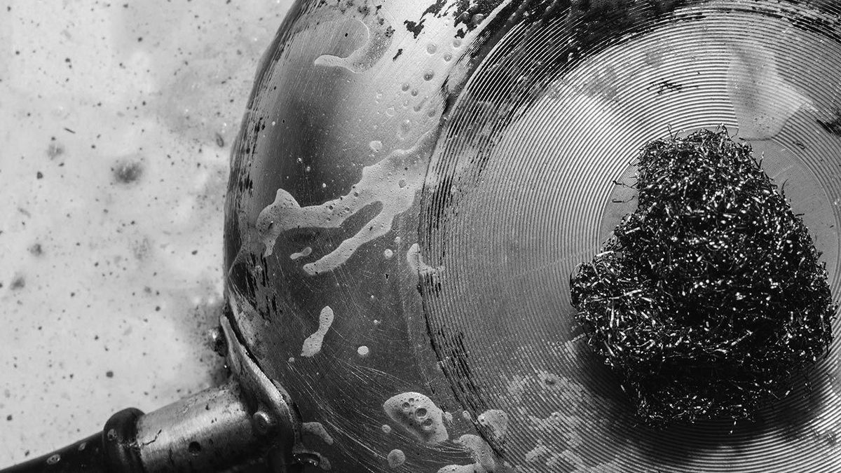 Limón y sal, el duo perfecto para desengrasar ollas y sartenes. Limón y sal, el duo perfecto para desengrasar ollas y sartenes.