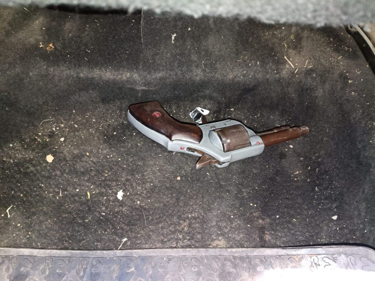 En medio de una riña en El Algarrobal secuestraron un arma de fuego escondida en un auto. En medio de una riña en El Algarrobal secuestraron un arma de fuego escondida en un auto.