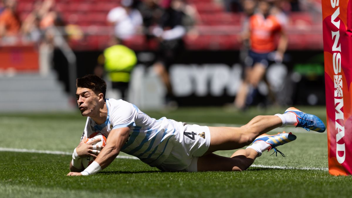 Matteo Graziano fue el autor de todos los tries de Los Pumas 7s frente a Nueva Zelanda y le dio el pasaje a la final a Los Pumas 7s. Matteo Graziano fue el autor de todos los tries de Los Pumas 7s frente a Nueva Zelanda y le dio el pasaje a la final a Los Pumas 7s.