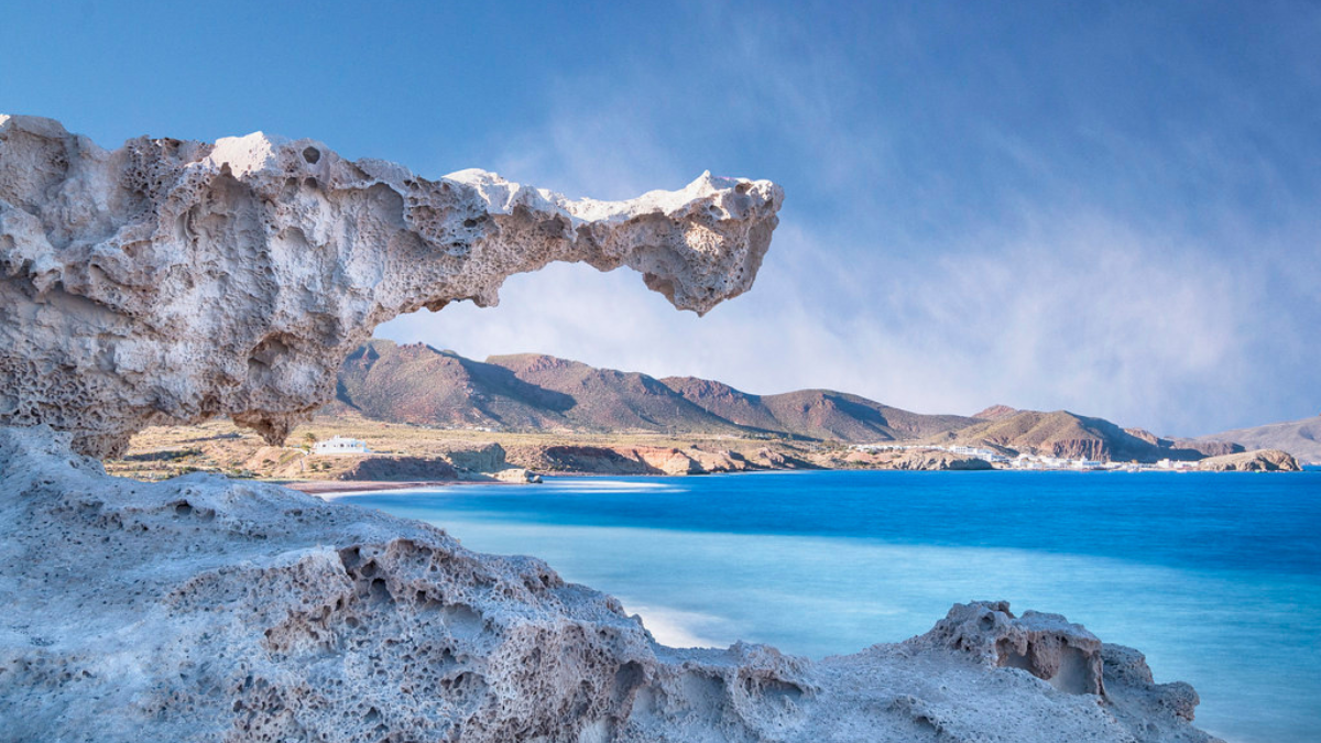 Este pueblo en Almería conquista a todos sus visitantes con sus imponentes playas.