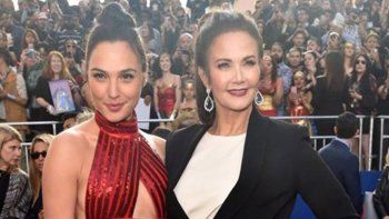 Gal Gadot y Lynda Carter se reunieron en la premier de la Mujer Maravilla