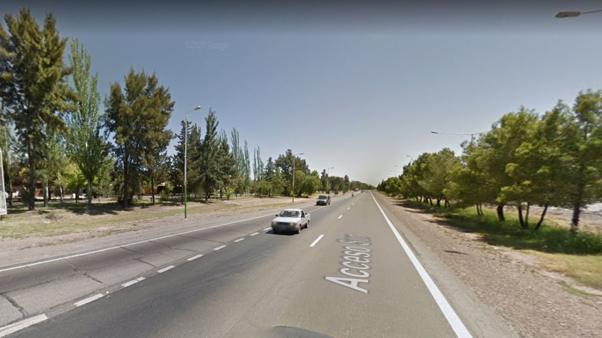 El automóvil que circulaba por Acceso Sur, antes de llegar al ingreso de Luján de Cuyo, por calle Azcuénaga, impactó de frente contra un árbol cuando su conductor perdió el control y murió en el lugar.