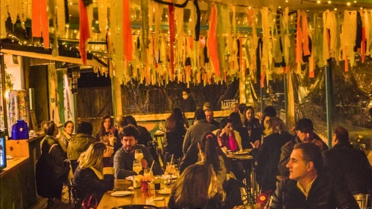 El restaurante ofrece un buen ambiente para los turistas.