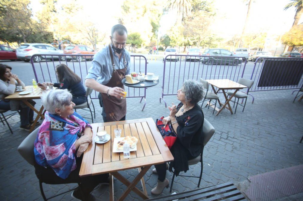Godoy Cruz: restoranes y cafés podrán poner mesas y sillas en la calle
