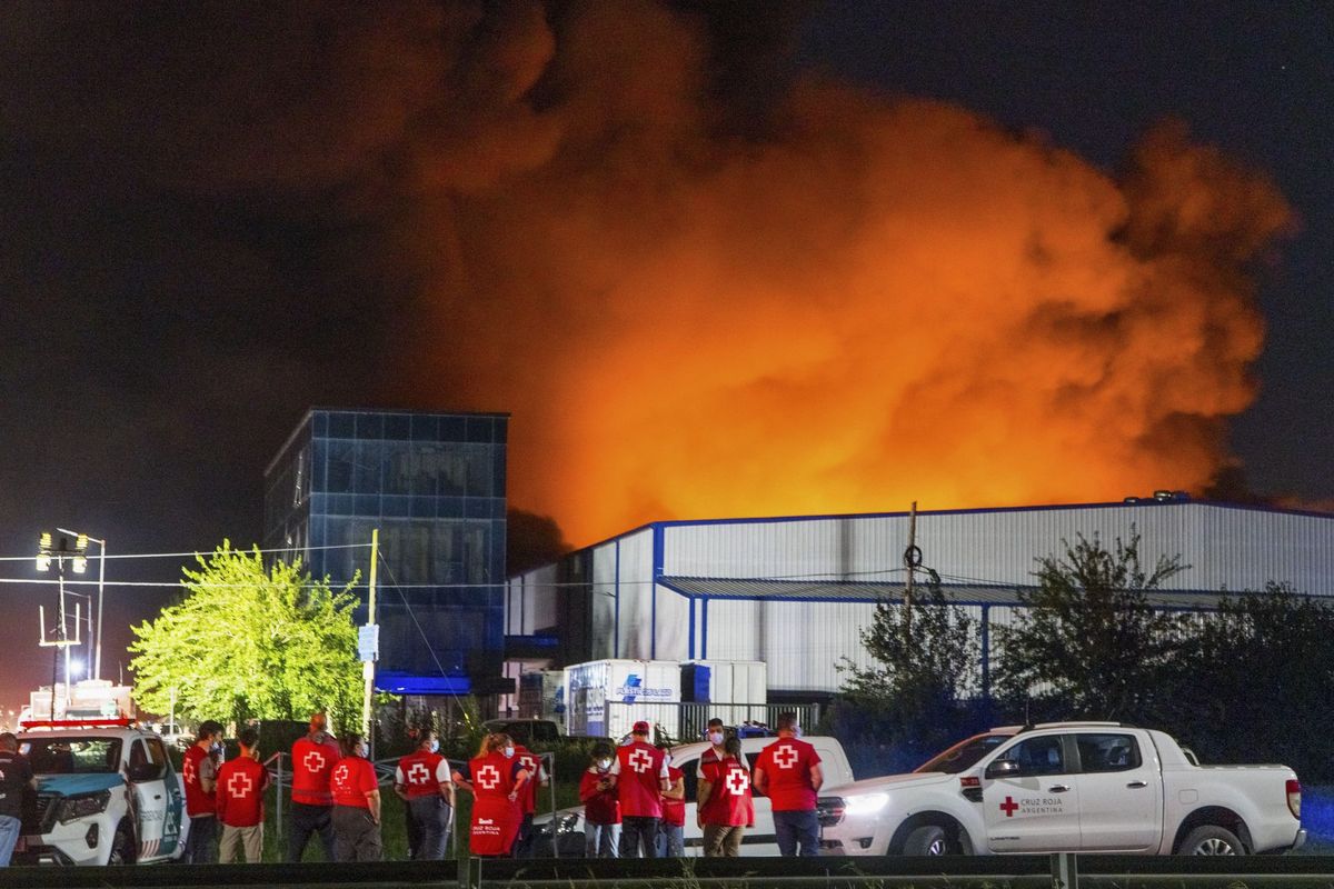 Imágenes de Noticias Argentinas del incendio que generó la explosión en el Polo Industrial de Ezeiza. Imágenes de Noticias Argentinas del incendio que generó la explosión en el Polo Industrial de Ezeiza.