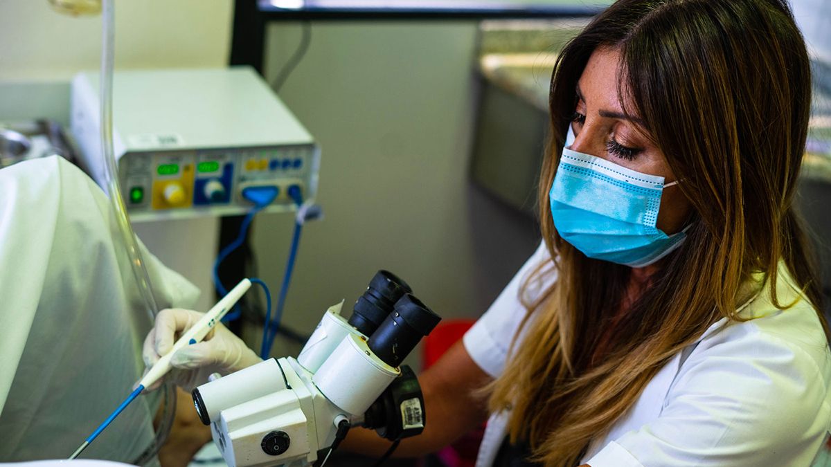 Doctora Florencia Arbach realizando LEEP Cervical en consultorio.