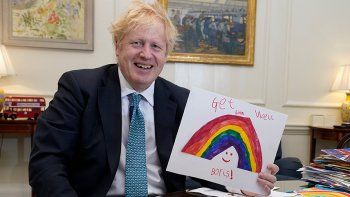 Coronavirus: Johnson le puso a su hijo el nombre de los doctores que lo trataron por coronavirus