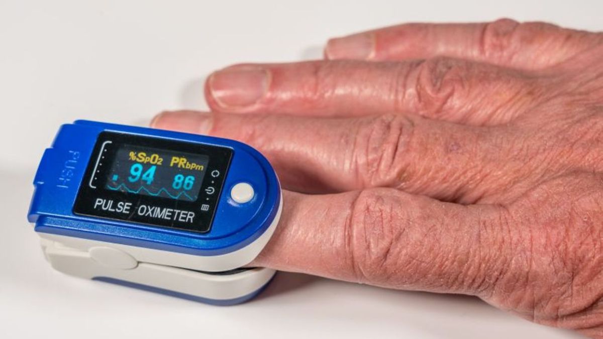 El oxímetro de pulso es un pequeño dispositivo que mide la saturación de oxígeno