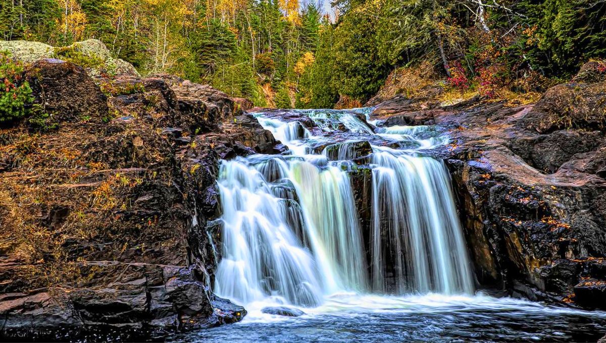 Cataratas Upper Brule situadas en el río Brule en Minnesota. Fuente Brule River Cataratas Upper Brule situadas en el río Brule en Minnesota. Fuente Brule River