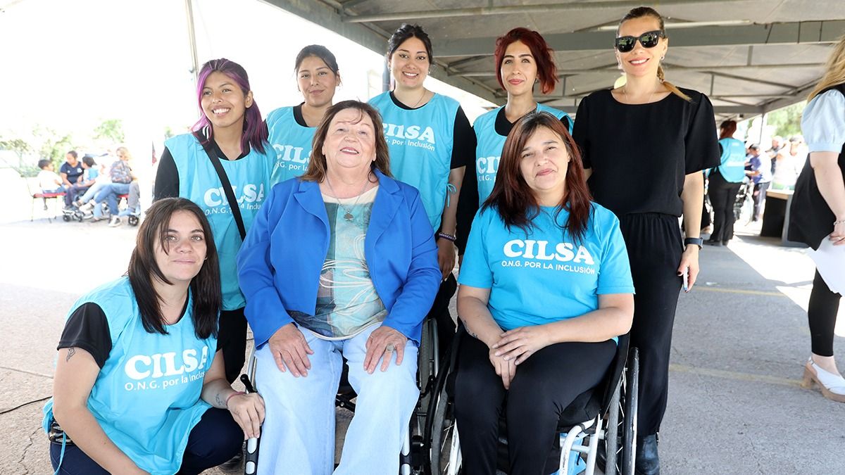 Silvia Carranza junto la Coordinado del Programa de Entregas de CILSA, Eliana Velazco, otros miembros de la ONG y la directora de la Fundación Grupo América, Barbarita Vila. Silvia Carranza junto la Coordinado del Programa de Entregas de CILSA, Eliana Velazco, otros miembros de la ONG y la directora de la Fundación Grupo América, Barbarita Vila.