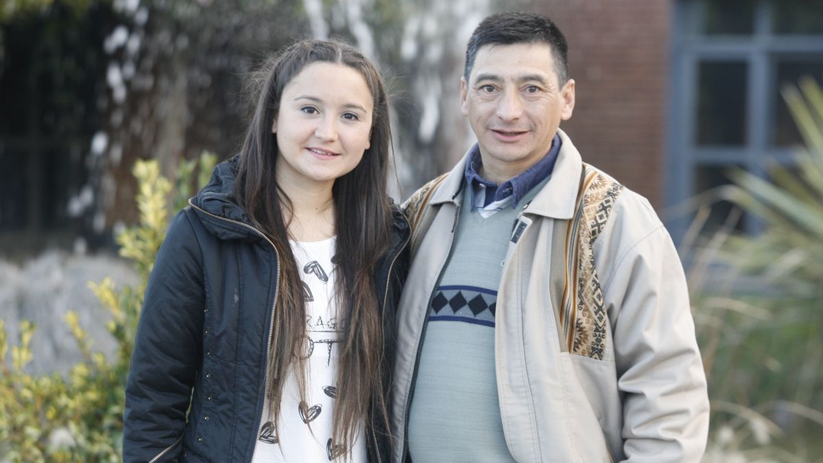 Tercera y segunda generación de jockeys. Florencia Giménez, una mendocina destacada, posa junto a su papá Rubén en una visita al Multimedio América.