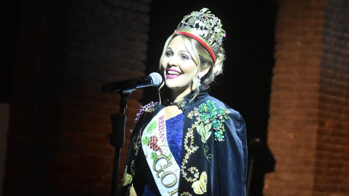 Karen Rubino, la reina de Godoy Cruz 2024, dejó su corona para darle paso a la nueva reina de la Vendimia 2025 de la comuna. Karen Rubino, la reina de Godoy Cruz 2024, dejó su corona para darle paso a la nueva reina de la Vendimia 2025 de la comuna.