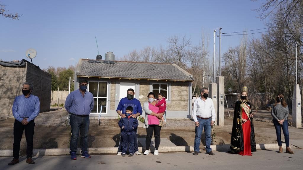 Junín entregó la segunda vivienda autosustentable del departamento, en el marco del Programa Vendimia Solidaria.
