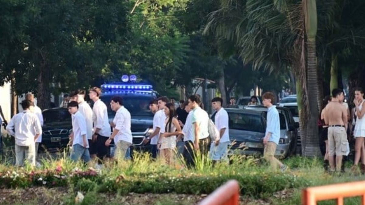 Vecinos, familiares y amigos de la joven atacada por una patota se movilizaron por la ciudad de San Cristobal para exigir justicia. Vecinos, familiares y amigos de la joven atacada por una patota se movilizaron por la ciudad de San Cristobal para exigir justicia.
